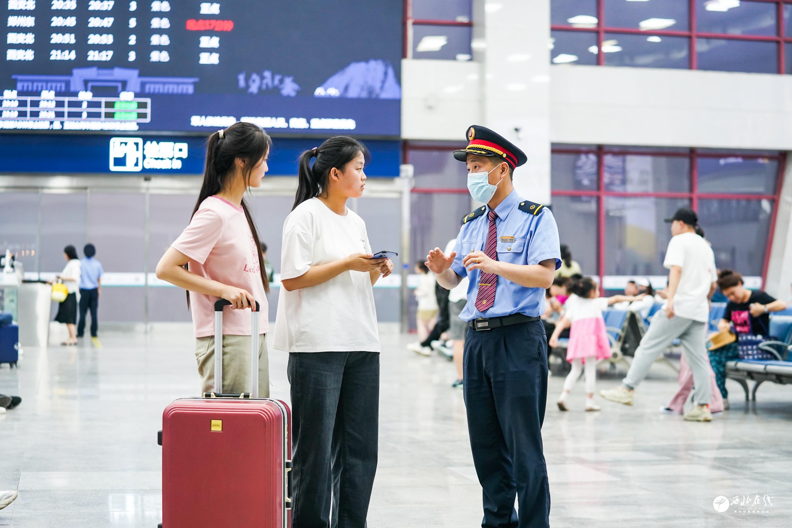 华山北站工作人员为旅客提供乘车引导服务（刘翔 摄）